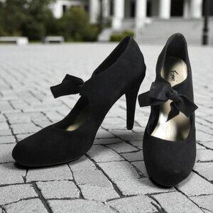 Black Pumps with Ribbon Bow